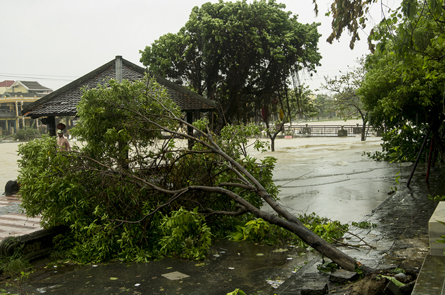 Huế, Đà Nẵng, Hội An oằn mình trong bão