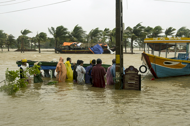 Huế, Đà Nẵng, Hội An oằn mình trong bão