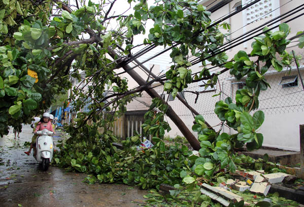 Huế, Đà Nẵng, Hội An oằn mình trong bão