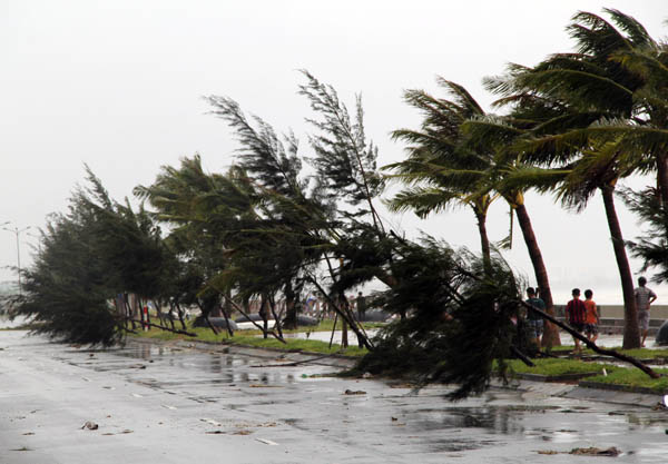 Huế, Đà Nẵng, Hội An oằn mình trong bão