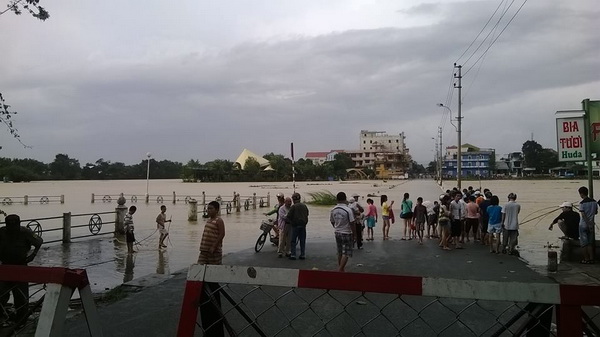 Huế, Đà Nẵng, Hội An oằn mình trong bão