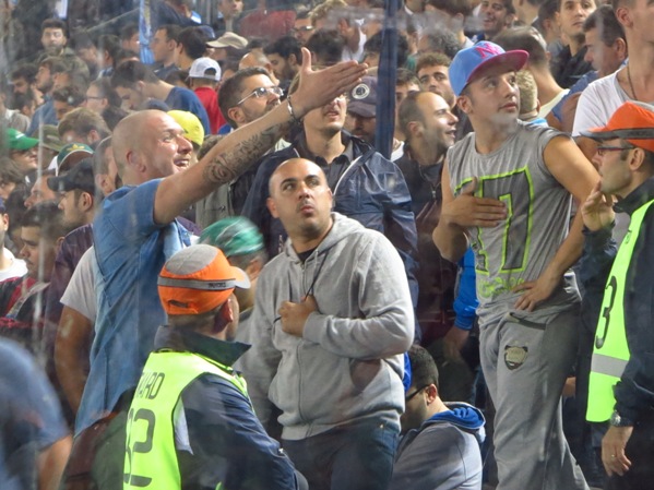 Góc Anh Ngọc: Khi vật cứu mạng là tấm kính ngăn cách hai thế giới thù địch