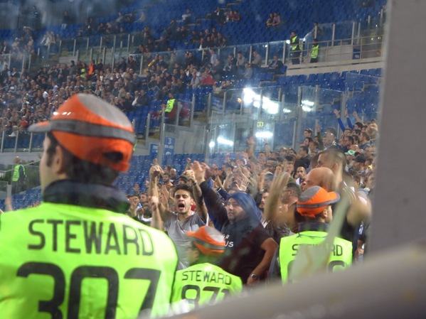 Góc Anh Ngọc: Khi vật cứu mạng là tấm kính ngăn cách hai thế giới thù địch