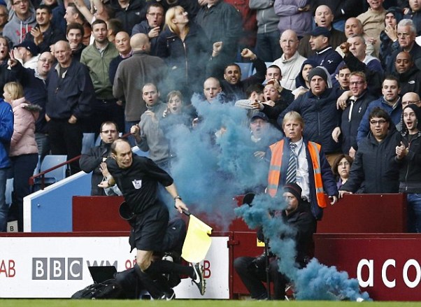 Sốc: Một trọng tài bị trúng bom khói từ CĐV Tottenham!