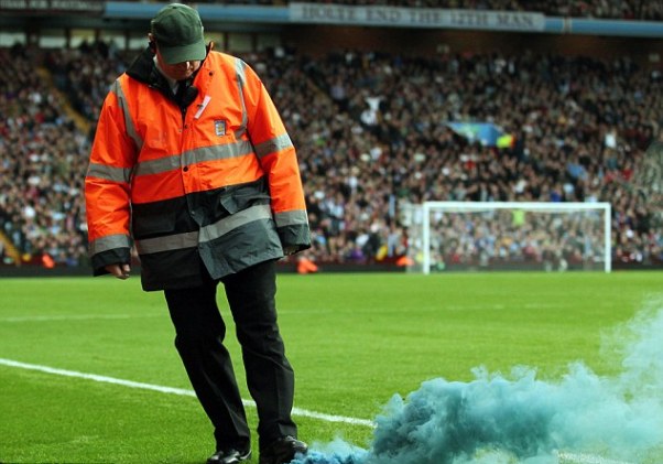 Sốc: Một trọng tài bị trúng bom khói từ CĐV Tottenham!