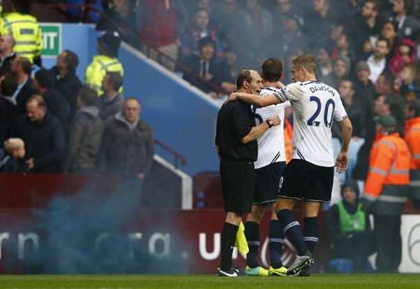 Sốc: Một trọng tài bị trúng bom khói từ CĐV Tottenham!