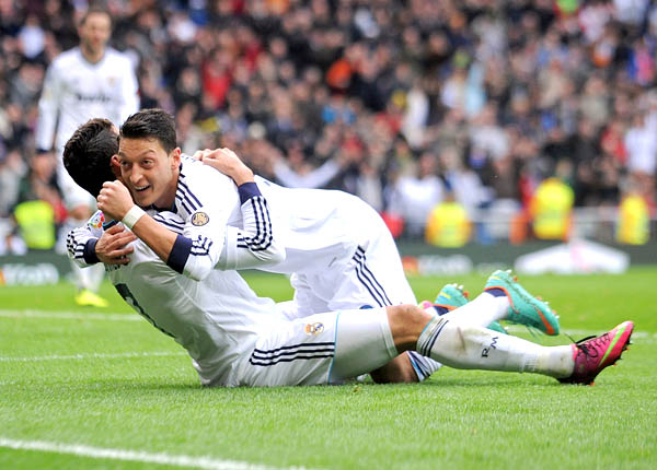 Đối thoại Mesut Oezil: 'Cristiano Ronaldo hay nhất thế giới, Zidane luôn thôi miên tôi'