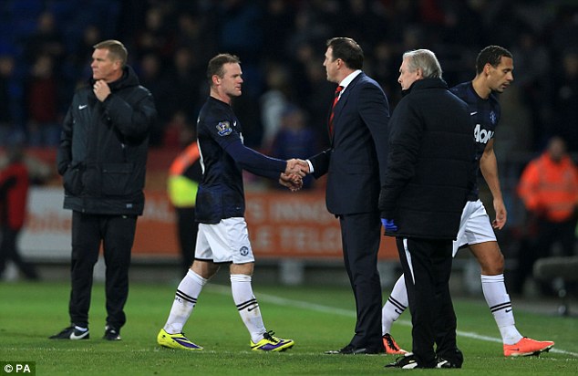 Premier League vòng 12: Rooney, Suarez và những pha triệt hạ đối phương