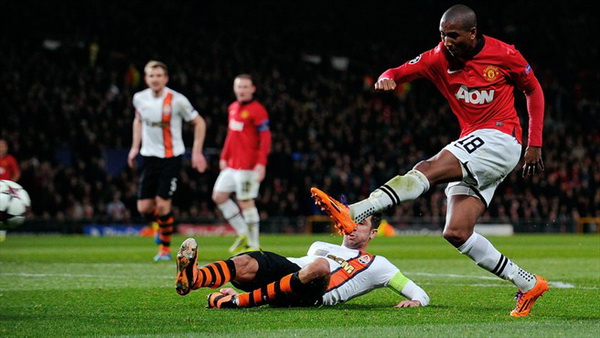 Ashley Young thừa nhận mang tiếng xấu ăn vạ