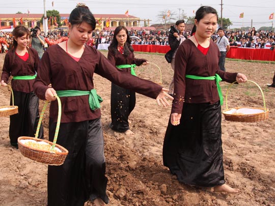 Hàng ngàn người xuống đồng tham dự lễ hội Tịch Điền