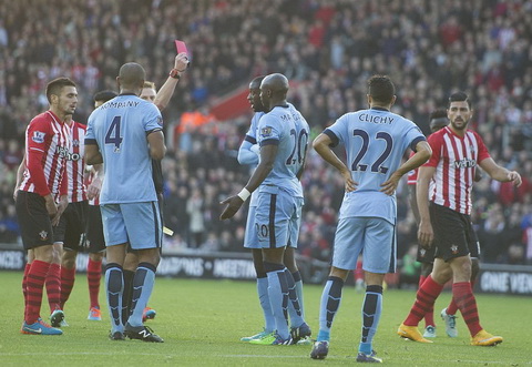 Chiếc thẻ đỏ của Mangala cũng không thể ngăn cản Man City chiến thắng