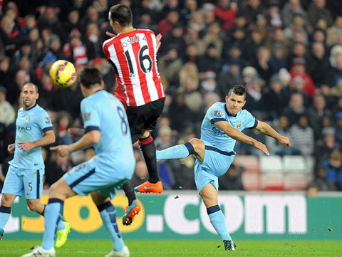 Aguero lập cú đúp vào lưới Sunderland