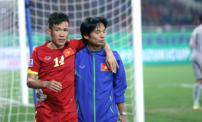 Tấn Tài (trái) đã bất ngờ chia tay AFF Cup 2014 với một chấn thương khá nghiêm trọng gặp phải ở trận bán kết lượt về với đội tuyển Malaysia, khiến anh phải rời sân giữa chừng. Ảnh: Thanh Hà