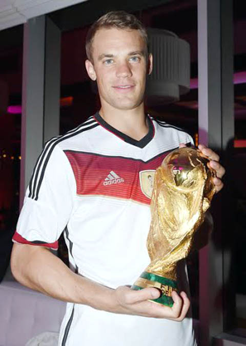 Với chức vô địch World Cup 2014, Neuer đã được L’Equipe bầu chọn là cầu thủ xuất sắc nhất thế giới.