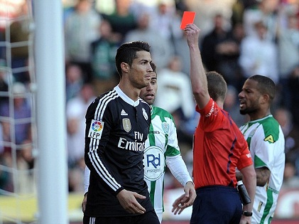 Tại sao Cristiano Ronaldo có thể bị treo giò tới 4 trận chứ không phải 2 trận?