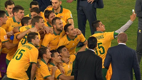 Các cầu thủ Australia tự sướng sau khi giành chức vô địch