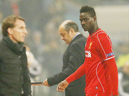 Liverpool bị loại khỏi Europa League: Thế giới méo mó của Mario Balotelli