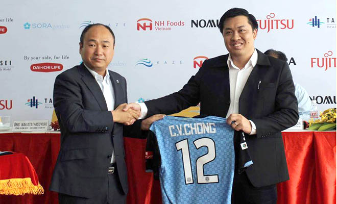 Kashiwa Reysol, thử thách khó nhằn với Becammex Bình Dương TGĐ Cty CP thể thao bóng đá B.Bình Dương Cao Văn Chóng (phải) và đại diện tập đoàn Tokyu. Ảnh: VH