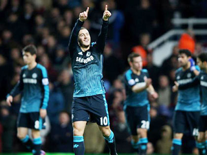 Hazard ít khi đánh đầu, nhưng đã đánh đầu là ghi bàn quan trọng