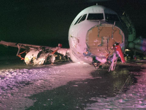 Máy bay Airbus A320 của Air Canada trượt khỏi đường băng, hàng chục người bị thương
