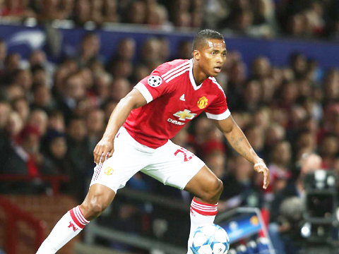 Antonio Valencia hứng 'gạch đá' sau sai lầm trước Wolfsburg