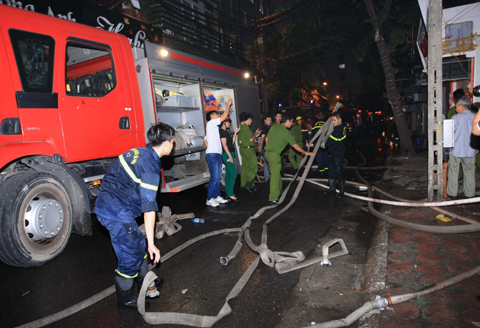 Cận cảnh vụ hỏa hoạn lớn tại khu tập thể Trần Quốc Toản