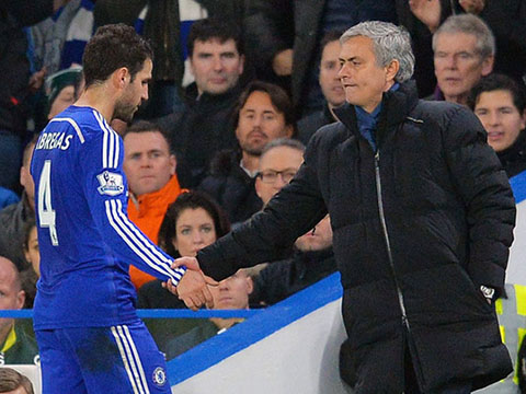 TIẾT LỘ: Fabregas cầm đầu nhóm cầu thủ ‘làm phản’ Mourinho