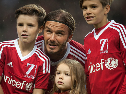 CHÙM ẢNH: Cha con Beckham cùng nhau đánh bại đội Các ngôi sao thế giới