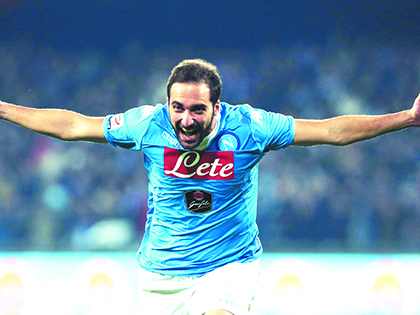 Napoli chiếm ngôi đầu: Higuain tỏa sáng từ… chế độ ăn kiêng