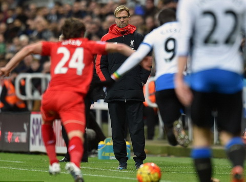 ĐIỂM NHẤN: Benteke là vấn đề của Liverpool. Wijnaldum trên đường thành ngôi sao