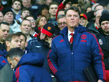 Rối loạn ở Man United: Van Gaal đối đầu báo chí hay… CĐV?