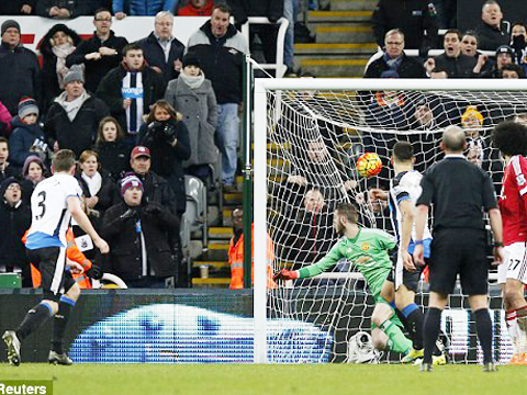 Newcastle – Man United 3-3: Cầm vàng lại để vàng rơi