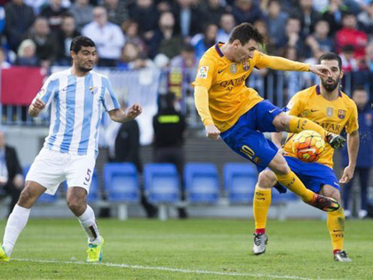 Khoảnh khắc đẹp: Messi cởi áo tặng fan nhí Malaga