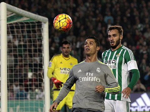 Ronaldo lại chơi xấu đối thủ ở trận Real Madrid hòa Betis 1-1