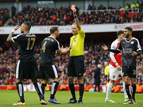 Trọng tài Martin Atkinson bị ‘ném đá’ tơi tả sau trận Arsenal thắng Leicester