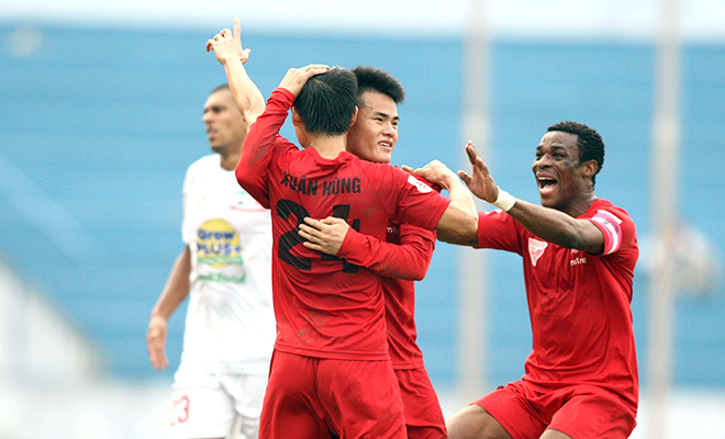 Hải Phòng (áo đỏ) đang tạo ra bất ngờ thú vị ở V-League năm nay. Ảnh: VSI