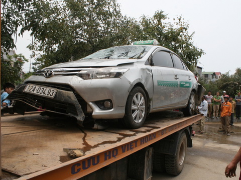 VIDEO vụ taxi lao xuống hồ, 4 người chết: Bạn học cách thoát hiểm chưa?