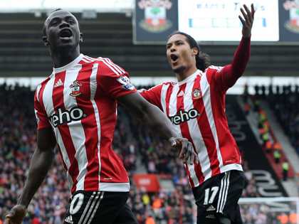 Southampton 4-2 Man City: Hat-trick của Mane giúp... Man United rộng cửa vào Top 4