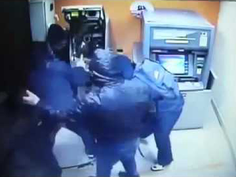 Tạm giữ hai người Trung Quốc dùng thẻ ATM giả rút trộm tiền tại Hà Nội