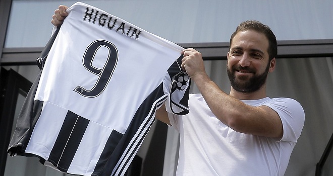Gonzalo Higuain nói gì trong thời khắc gia nhập Juve?