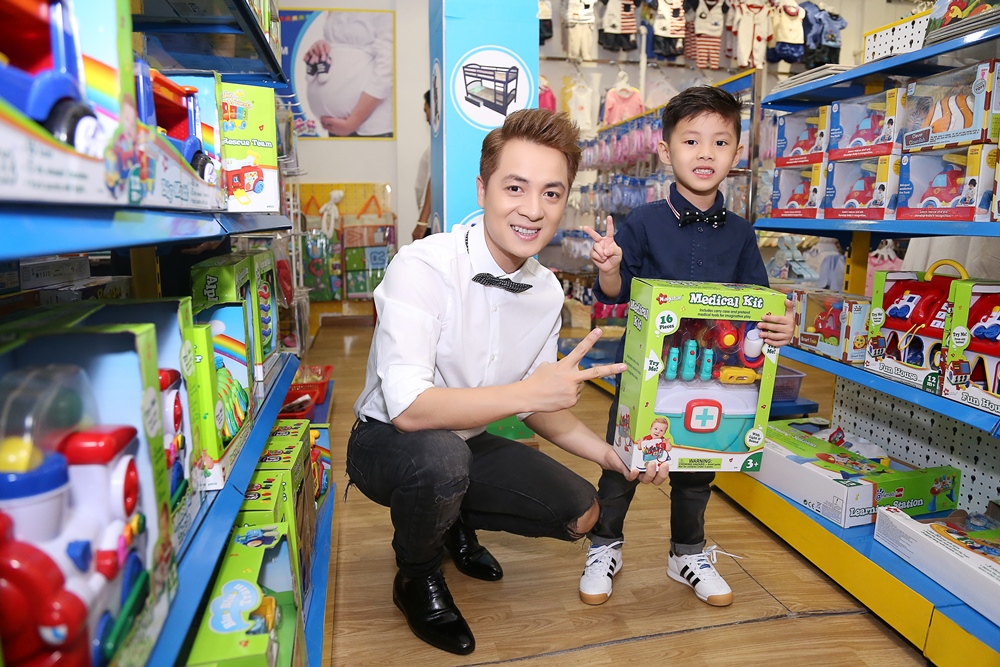 Gia đình Đăng Khôi - Thủy Anh dự sinh nhật Kids Plaza Hồ Chí Minh