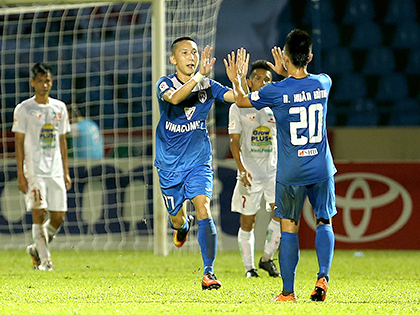 CĐV đất Mỏ hô vang: 'Than Quảng Ninh vô địch'