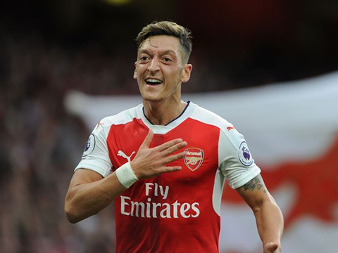 Mesut Oezil chán kiến tạo, tự ghi bàn mừng sinh nhật