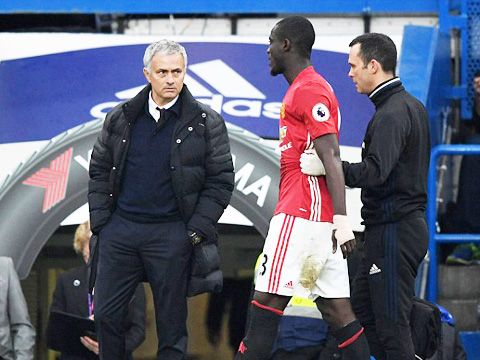 Eric Bailly nghỉ 2 tháng, Man United khốn đốn