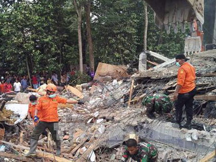 Động đất ở Indonesia: 50 người vẫn mắc kẹt trong đống đổ nát