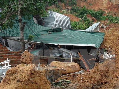 Vụ sạt lở núi ở Khánh Hòa: Đưa một nạn nhân trong đống đổ nát ra ngoài 