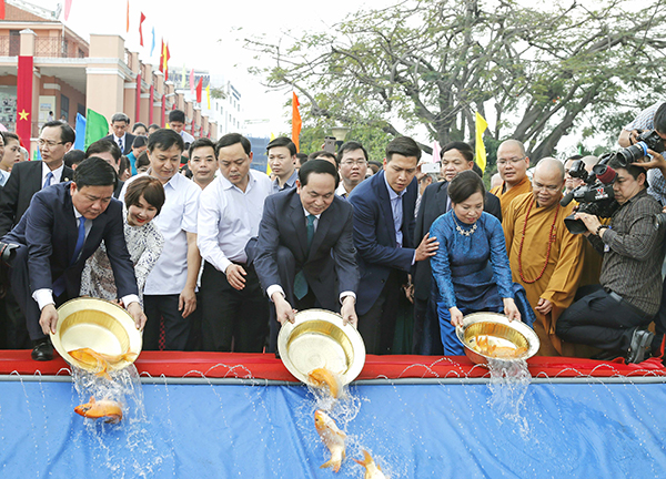 Chủ tịch nước Trần Đại Quang thả cá chép tiễn ông Công, ông Táo