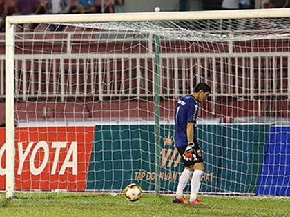 Thủ môn Long An không phải người duy nhất quay lưng với quả penalty