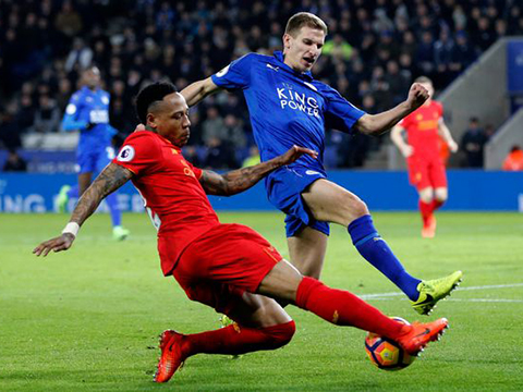 Neville đòi công bằng cho Ranieri. Carragher chỉ trích Liverpool