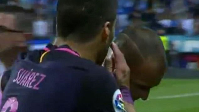 Luis Suarez 'dạy dỗ' đàn em về cách ứng xử đối với Barcelona